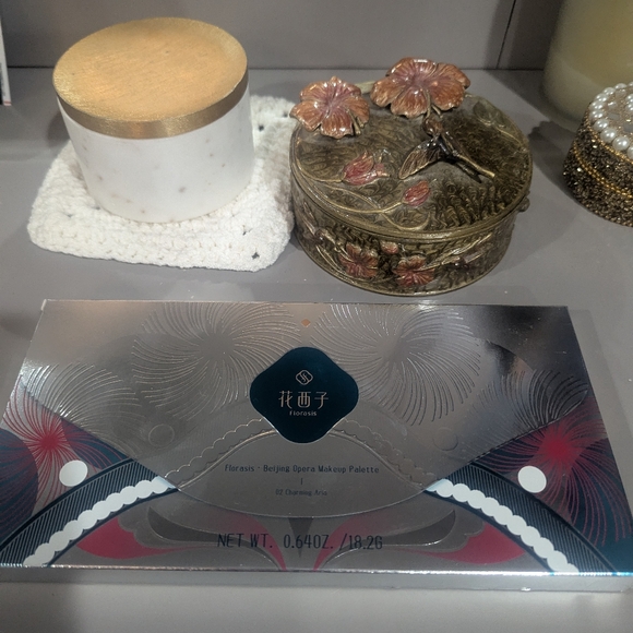 Florasis Beijing Opera eyeshadow palette - Picture 2 of 6